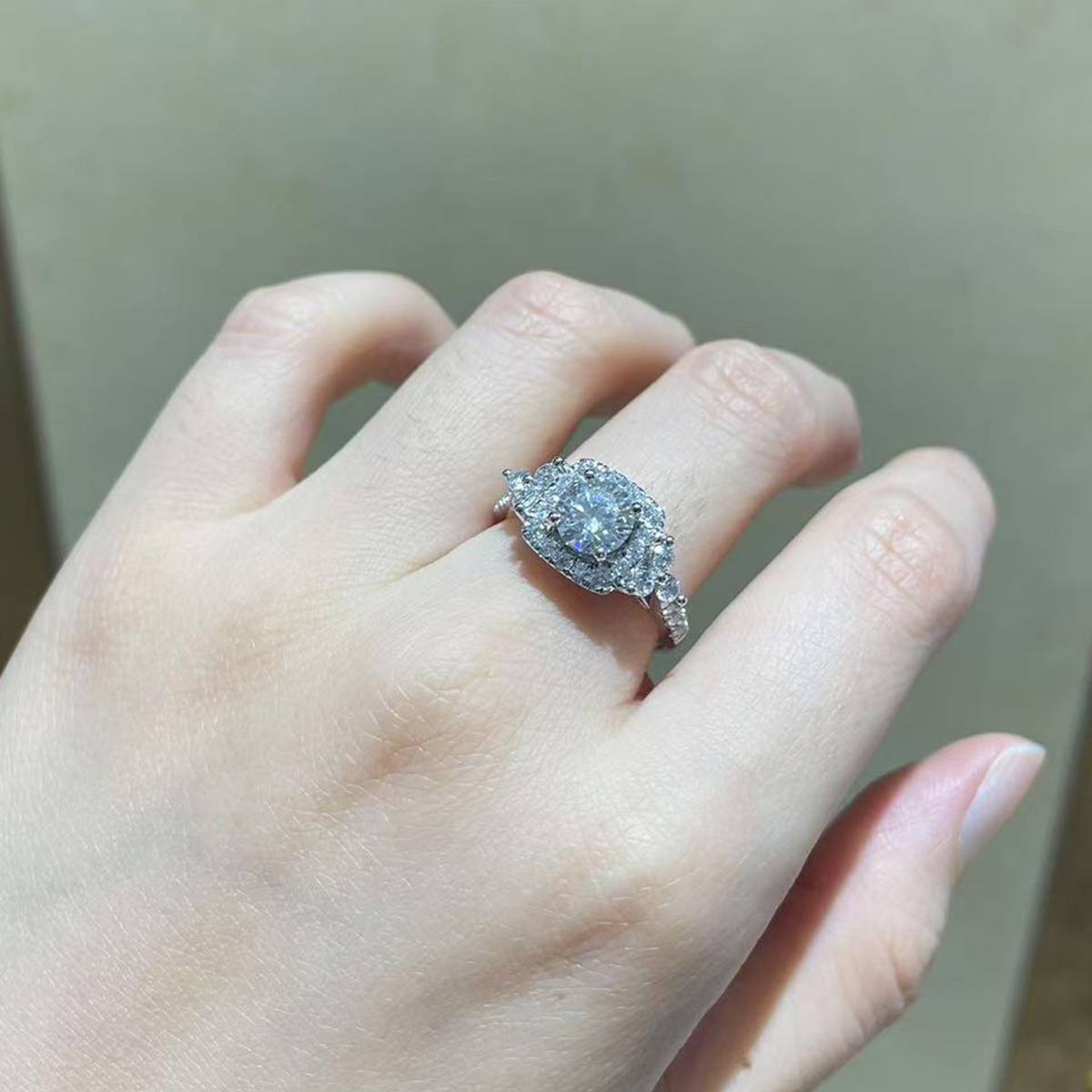 轻奢满钻女戒S925银镀白金定制选款主石莫桑钻1.0ct/副石高碳钻